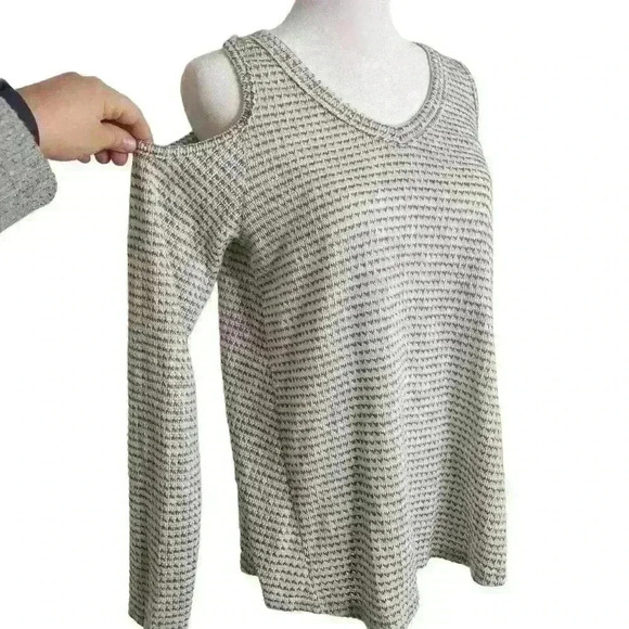 Poof women's cold shoulder long sleeve knit sweater size medium - Picture 3 of 9